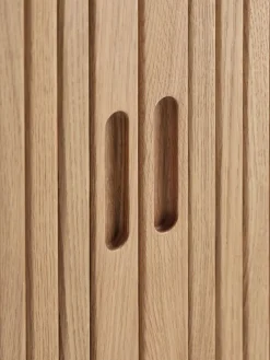 LYNGVIGAparador LYNGVIG 120cm 2 puertas persiana roble natural