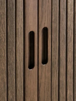 LYNGVIGAparador LYNGVIG 120cm 2 puertas persiana roble oscuro