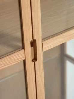 VESTERBYVitrina VESTERBY alta 2 puertas roble natural